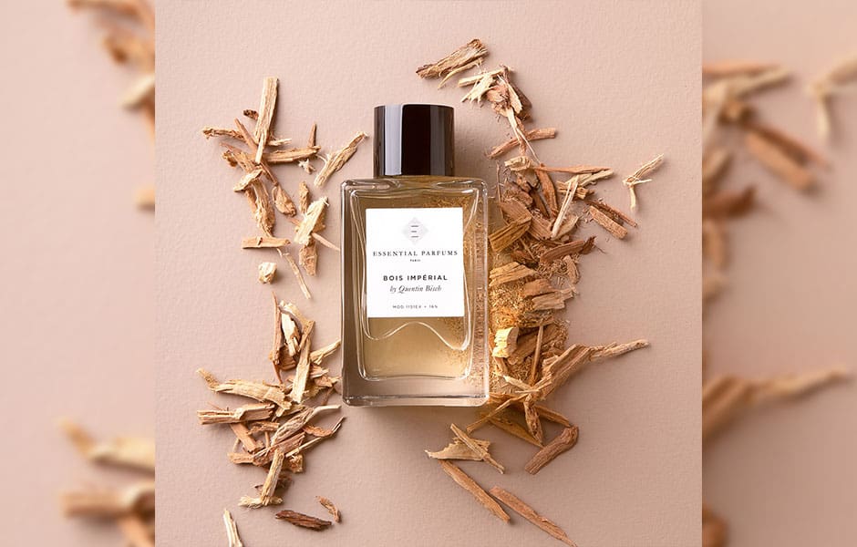 عطر اسنشیال پرفیومز بویس امپریال (Essential Parfums Bois Imperial)، عطری شاد، شفاف و سبز و چوبی است.