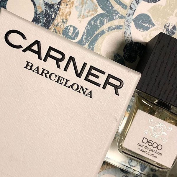 کارنر بارسلونا دی ۶۰۰ در گروه بویایی چوبی ادویه ای قرار گرفته است